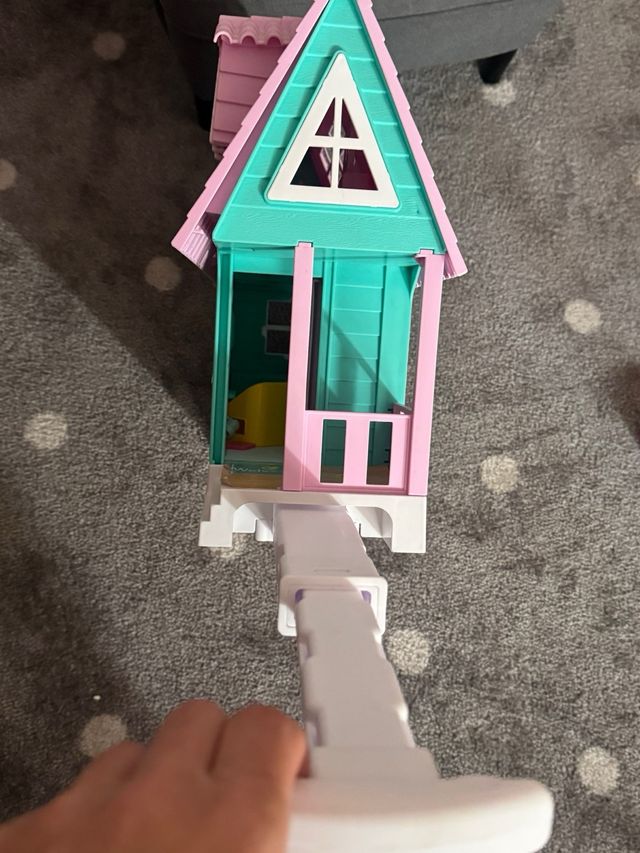 Casa de muñecas rosa y turquesa