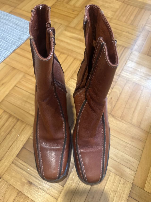 Botines de cuero marrones
