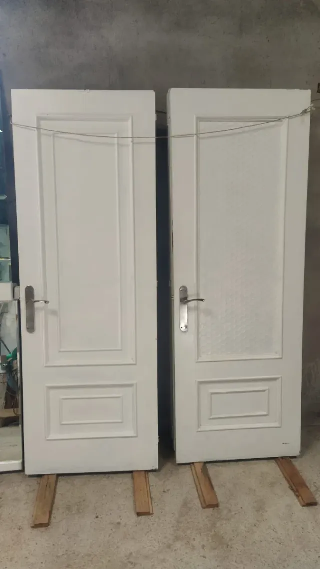 Puertas macizas blancas con picaporte