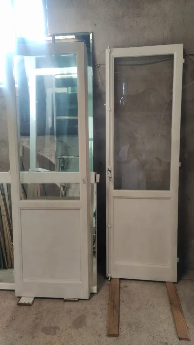 Puertas macizas blancas con picaporte