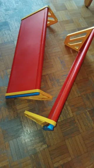 Coppia mensole rosse e gialle