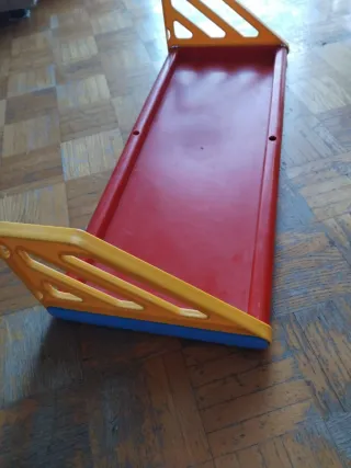 Coppia mensole rosse e gialle