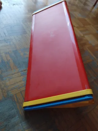 Coppia mensole rosse e gialle