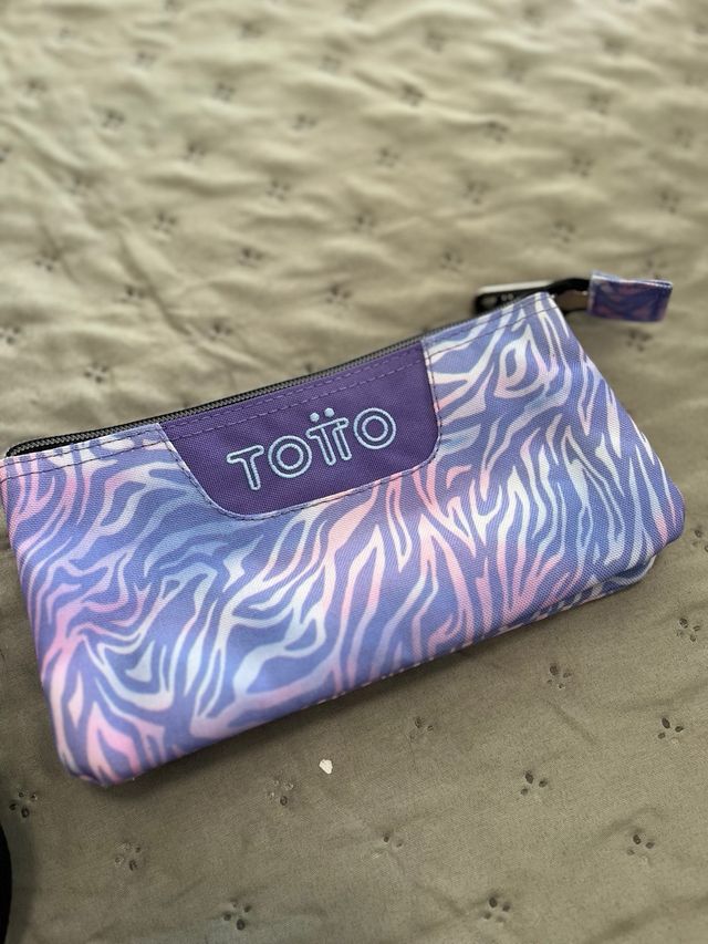 Mochila y estuche escolar TOTO