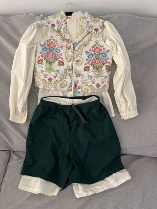 Traje fallero verde y multicolor