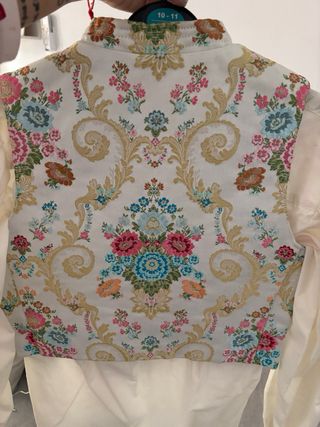 Traje fallero verde y multicolor