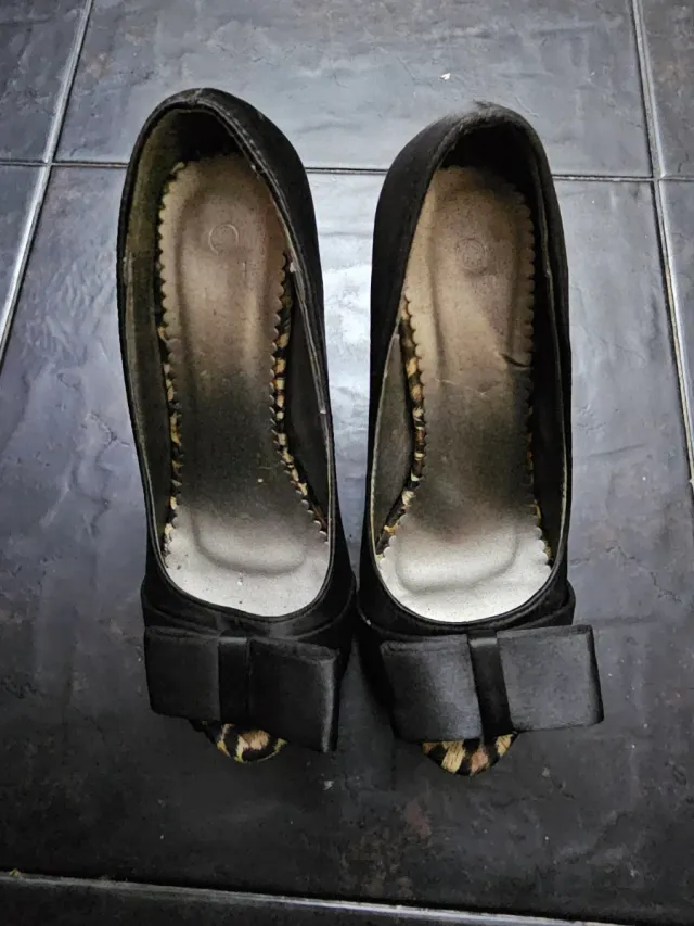 Zapatos de tacón negros con lazo