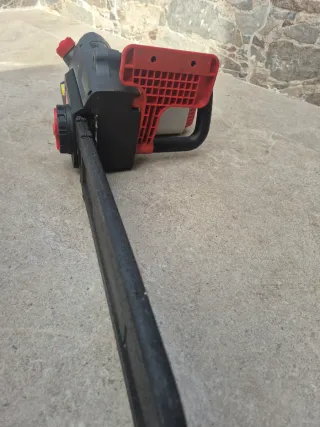 Sierra eléctrica gris y roja