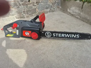 Sierra eléctrica gris y roja