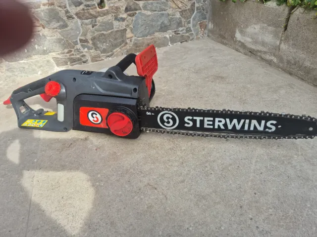 Sierra eléctrica gris y roja