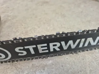 Sierra eléctrica gris y roja