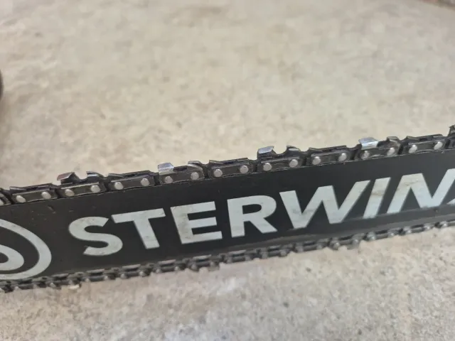 Sierra eléctrica gris y roja