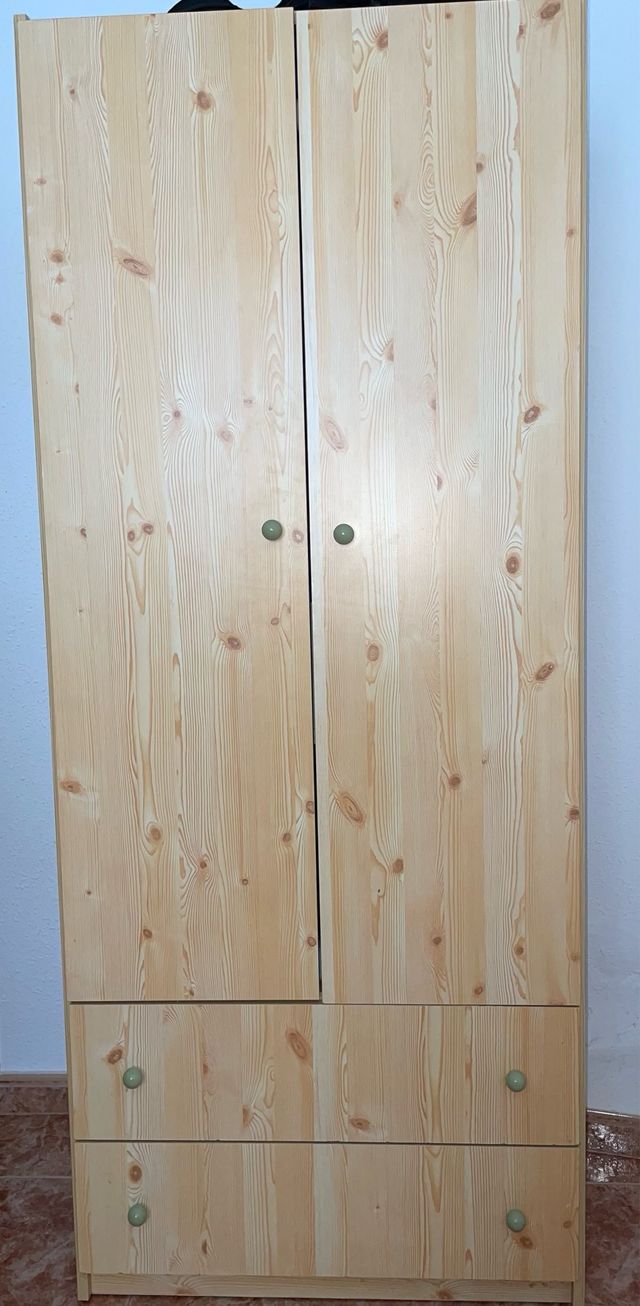 Armario de madera con cajones