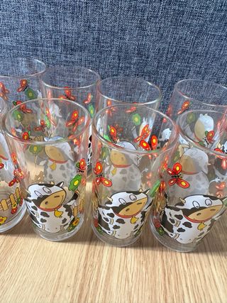 Lote vasos, botella y jarra con vacas