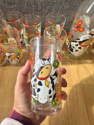Lote vasos, botella y jarra con vacas