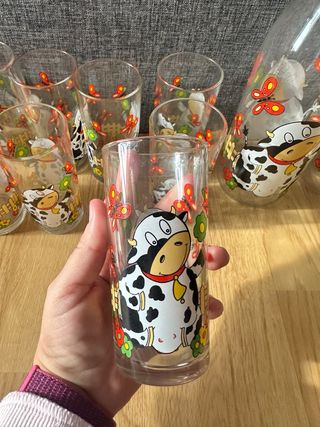 Lote vasos, botella y jarra con vacas