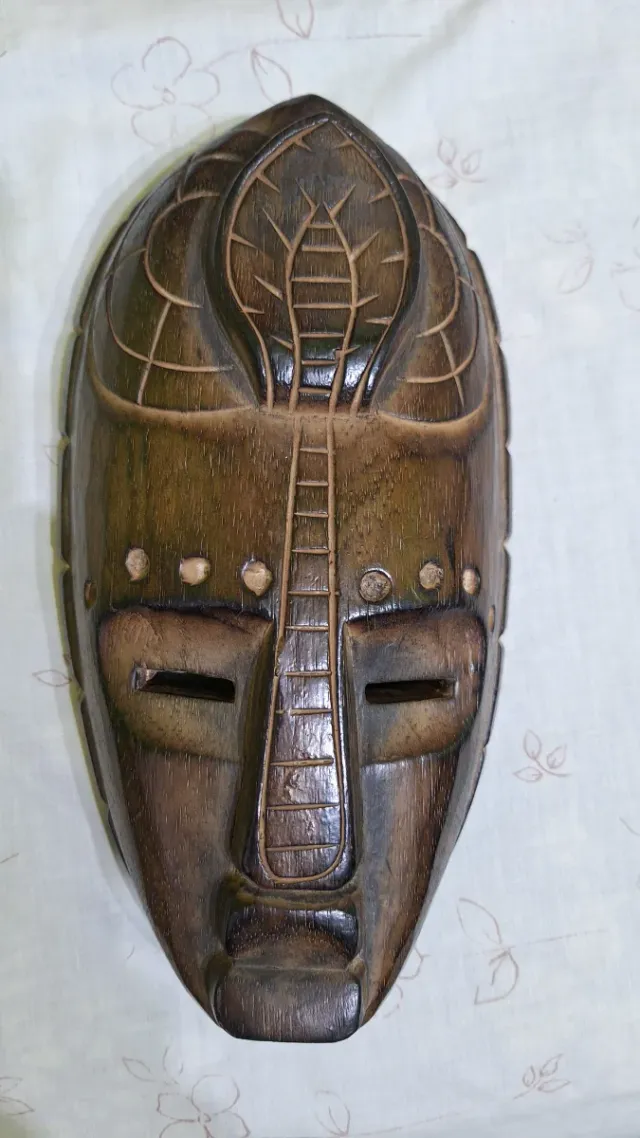 Máscara africana de madera tallada