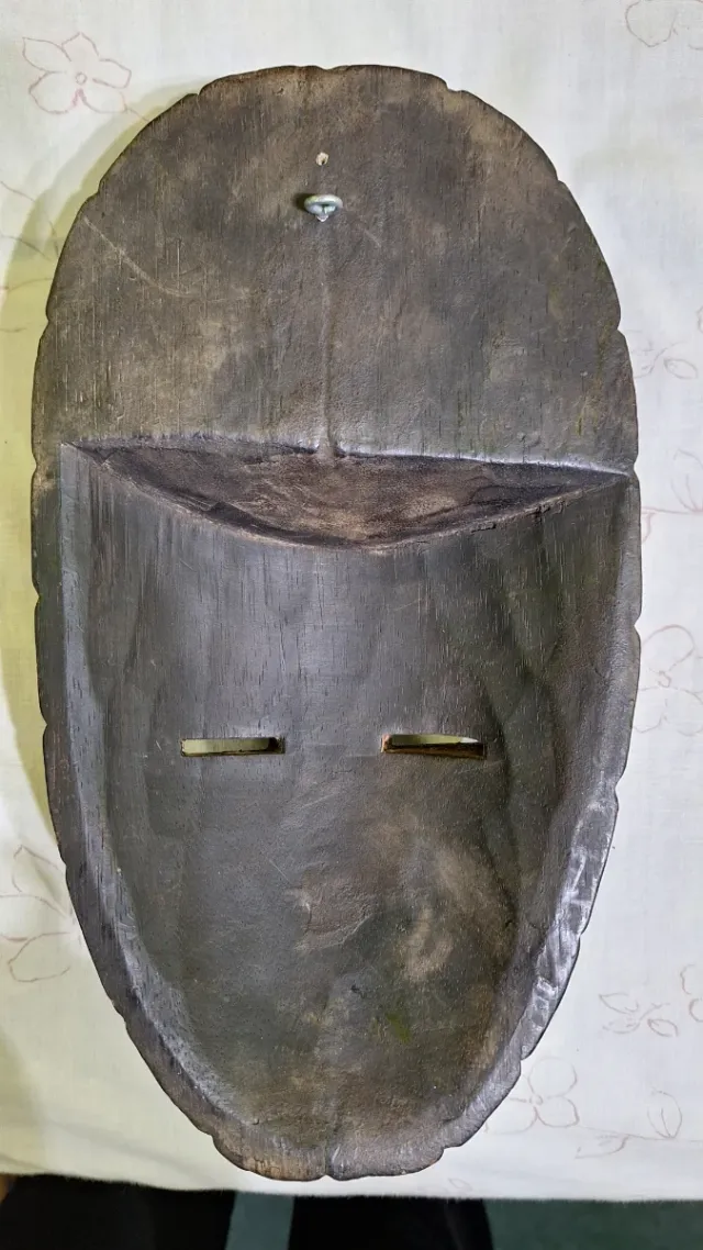 Máscara africana de madera tallada