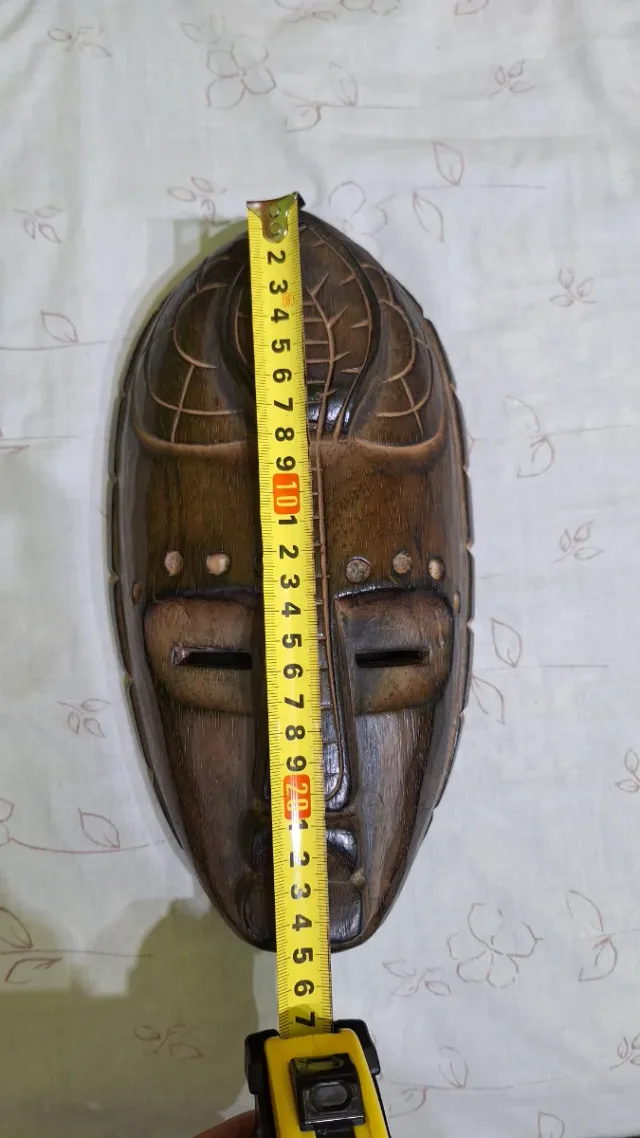 Máscara africana de madera tallada