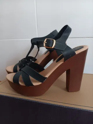 Sandalias de tacón ALEX CALZADOS negras y marrones