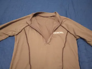 Top gris con cremallera y logo