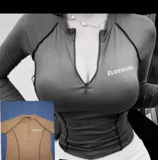 Top gris con cremallera y logo