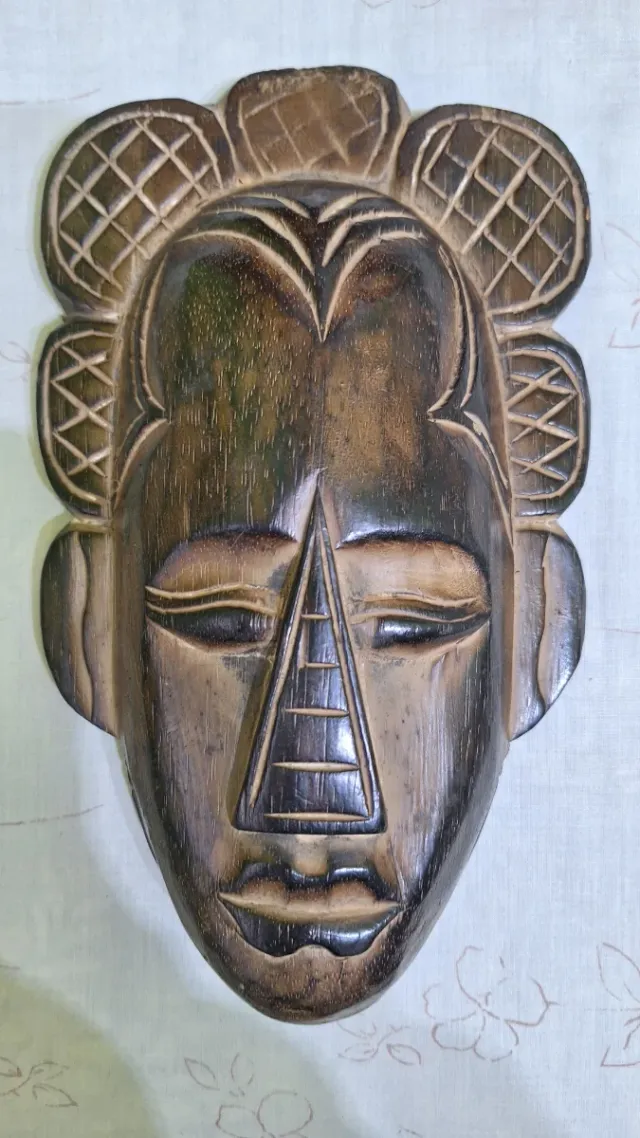 Máscara africana de madera tallada