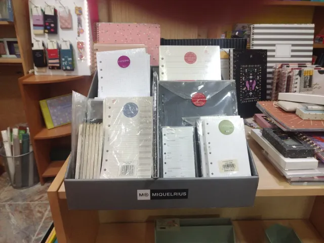 Expositor con complementos de agenda