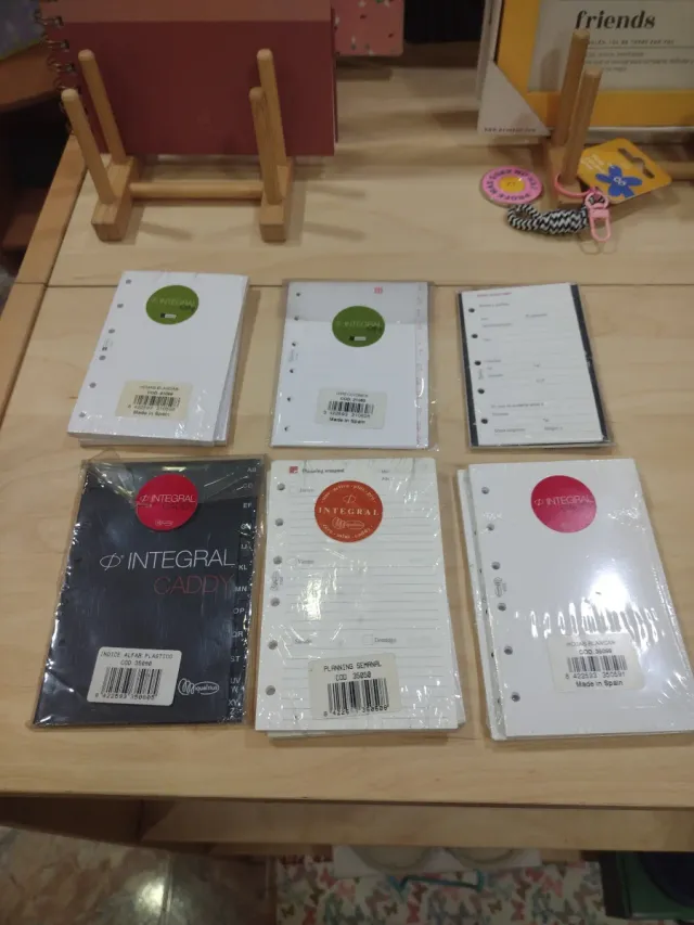 Expositor con complementos de agenda