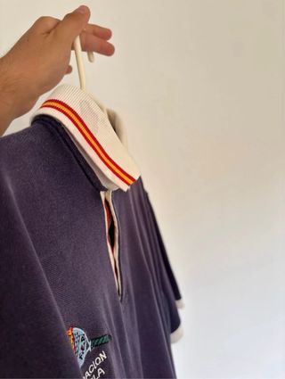 Polo azul con detalles España