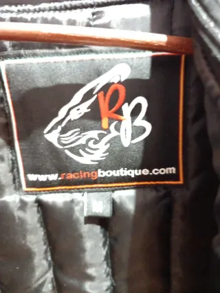 Chaqueta motera de chica negra y morada