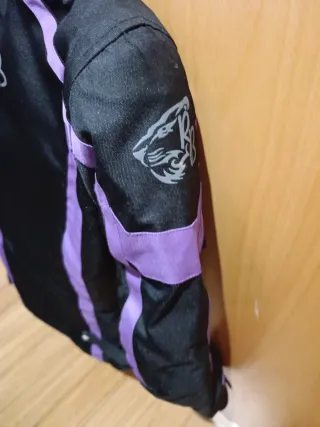 Chaqueta motera de chica negra y morada