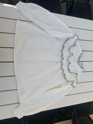 Blusa blanca con volantes y lunares