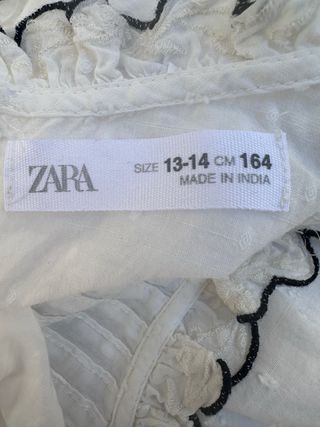 Blusa blanca con volantes y lunares