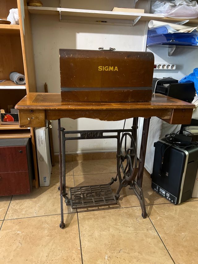 Máquina de coser SIGMA antigua de madera y metal