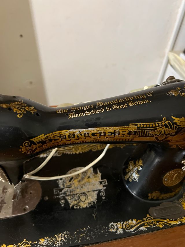 Máquina de coser SIGMA antigua de madera y metal