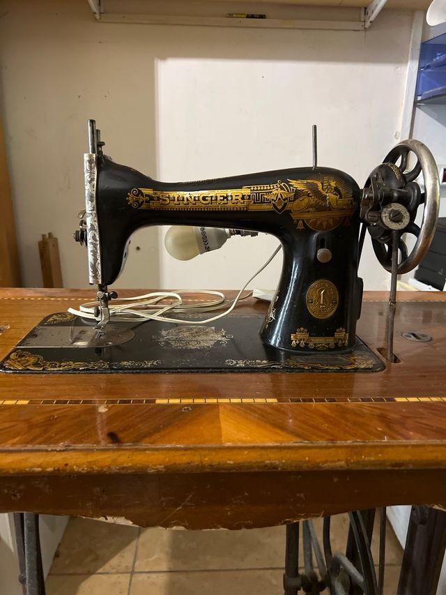Máquina de coser SIGMA antigua de madera y metal