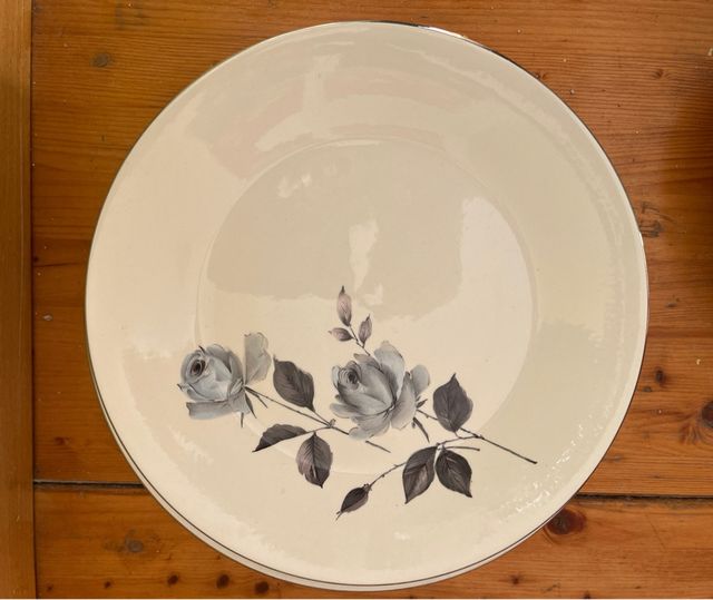 Plato de porcelana vintage con rosas