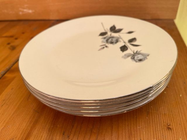 Plato de porcelana vintage con rosas