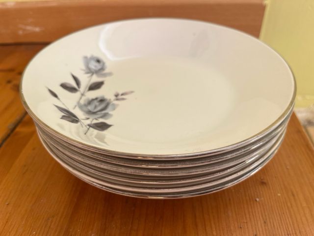 Plato de porcelana vintage con rosas