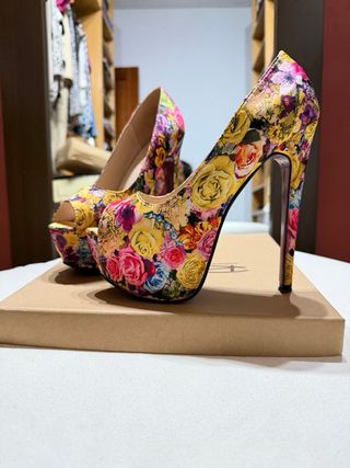Tacones de plataforma con estampado floral