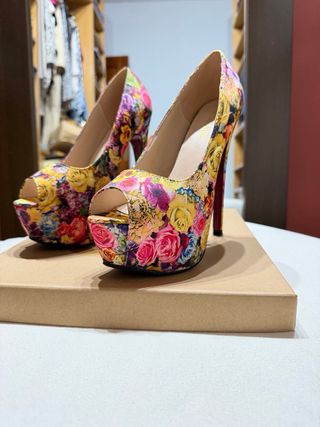 Tacones de plataforma con estampado floral