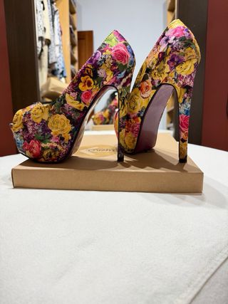 Tacones de plataforma con estampado floral
