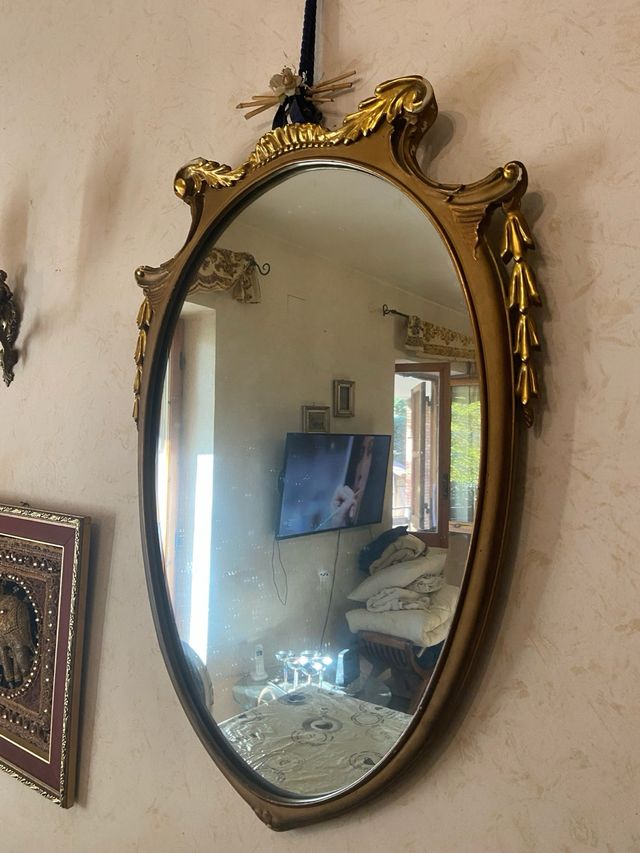 Specchio ovale con applique