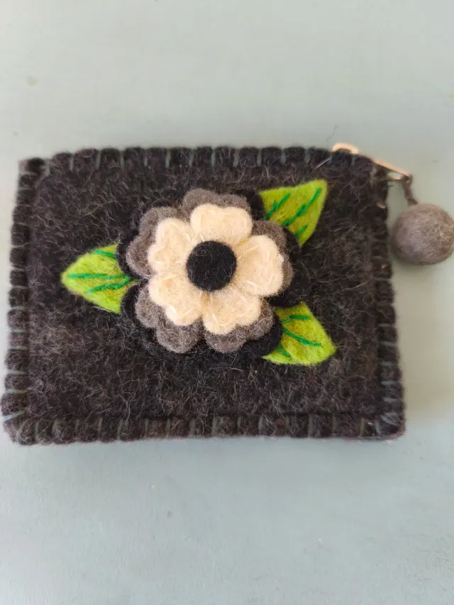 Monedero fieltro flor gris y verde.