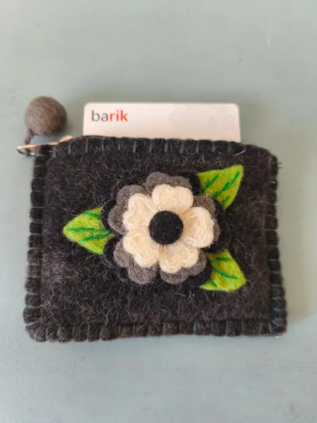 Monedero fieltro flor gris y verde.