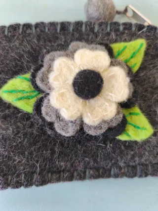 Monedero fieltro flor gris y verde.