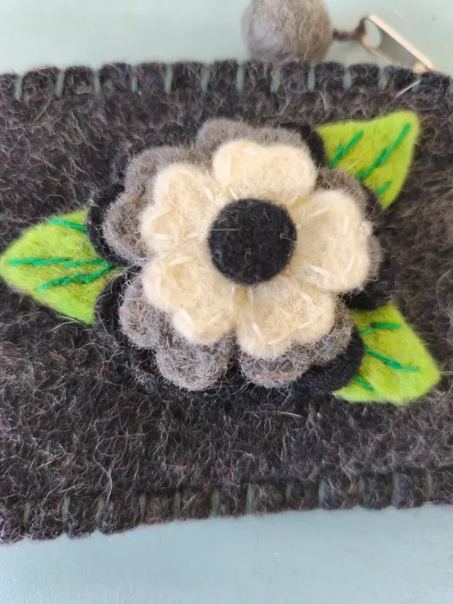 Monedero fieltro flor gris y verde.