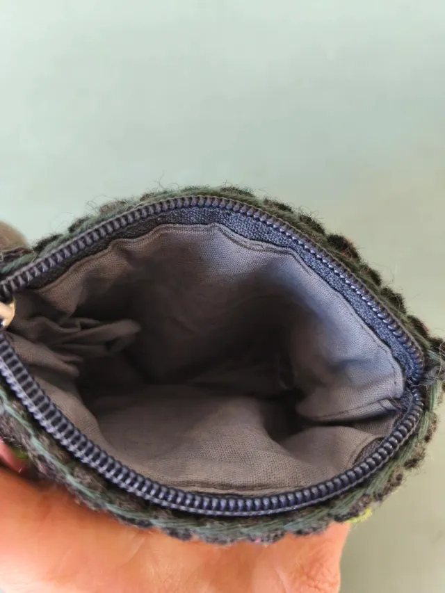 Monedero fieltro flor gris y verde.