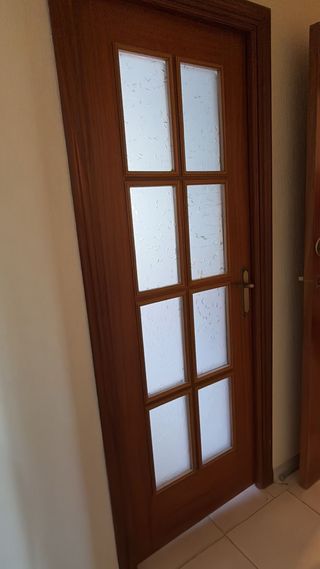 Puerta de madera con vidrio